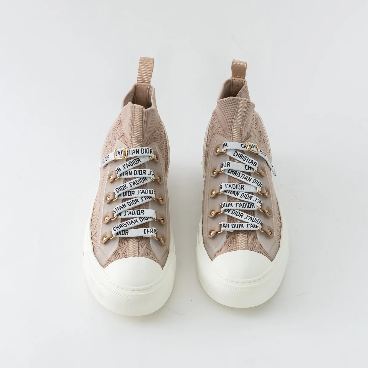 Luxfinds_20251111-572